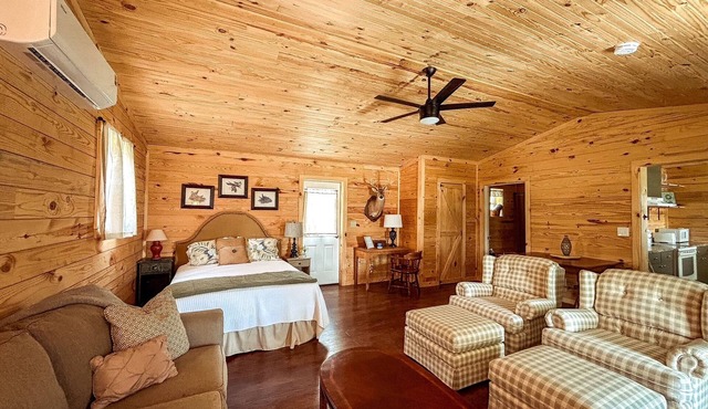 Charming cabin surrounded by farmland in lovely Pulaski - WiFi included