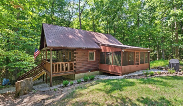 Charming cabin that has beds for 8 guests, hot tub, electric fireplace, firepit