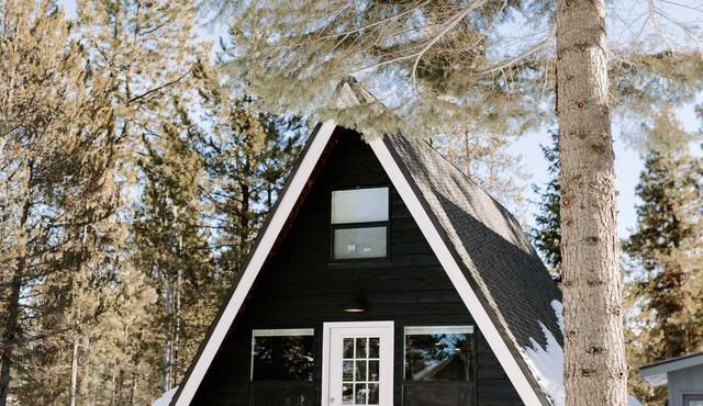 Charming cabin tucked near Cascade Lake