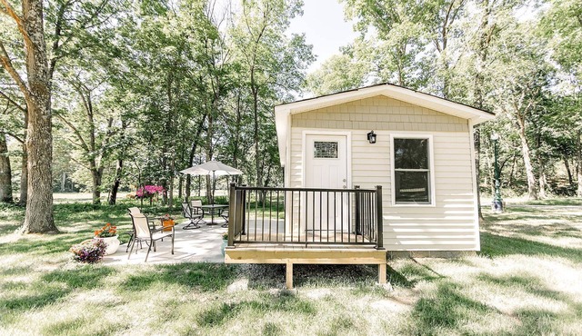 Charming Cabin in the Woods - Peaceful Glamping Spot near Owensville, Missouri