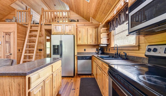 Charming Cabin w/Decks & Fire Pit - Walk to River