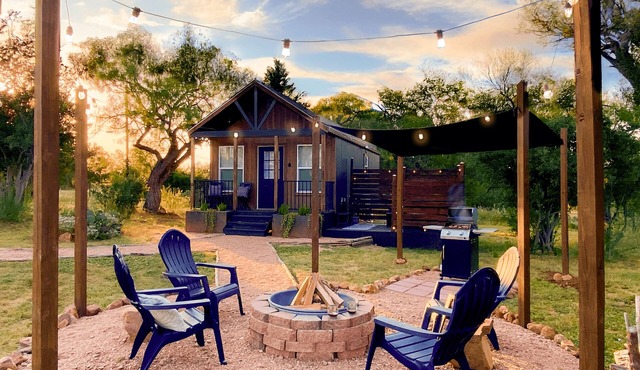Charming Cabin w/HOT TUB in the Heart of the TX Hill Country