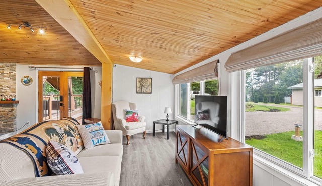 Charming Cabin w Large Yard—Near Rideau Lakes