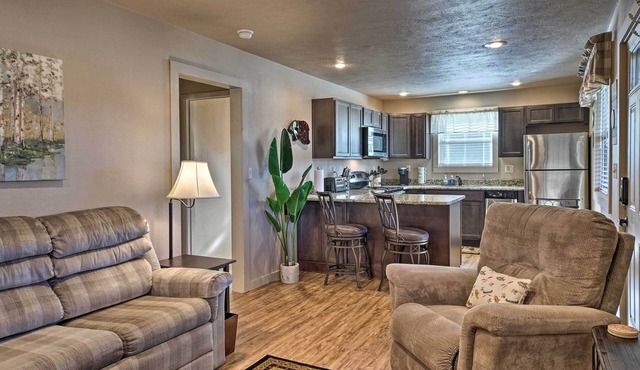 Charming Cabin w/Patio - Walk to Table Rock Lake!