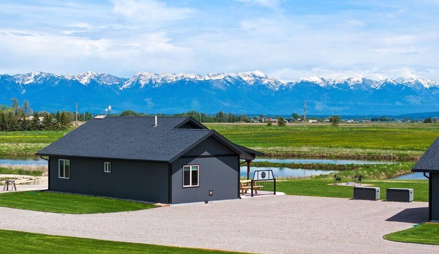 Charming Cabin w/Wildlife & Mountain Views