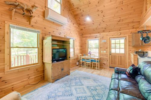 Charming Cabin w/Wraparound Deck in Blue Ridge!