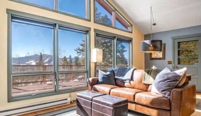 Charming Cabin with Mountain Views in Peaceful Location
