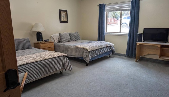 Charming cabin with 1 bedroom and WiFi, AC in serene Custer