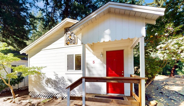 Charming Cabin with 2 bedrooms. King bed and Queen Bed, 65" TV, Recliners, Deck