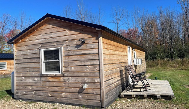 Charming cabin with AC in Brushton