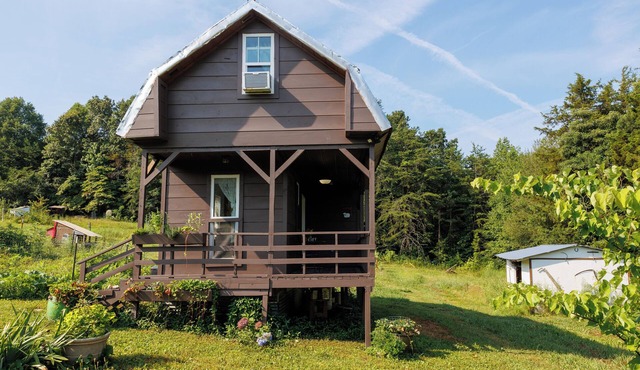 Charming cabin with AC near Decatur