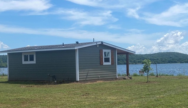 Charming cabin with Heat/AC in Pryor area- Perfect for a cozy couples getaway.