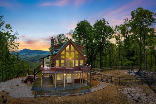 Charming Cabin with Incredible Mountain Views