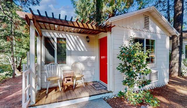 Charming cabin with King Bed, WIFI situated along the natural spring.