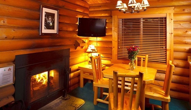 Charming Cabin with Mountain Views | Perfect for Family Nature Trip