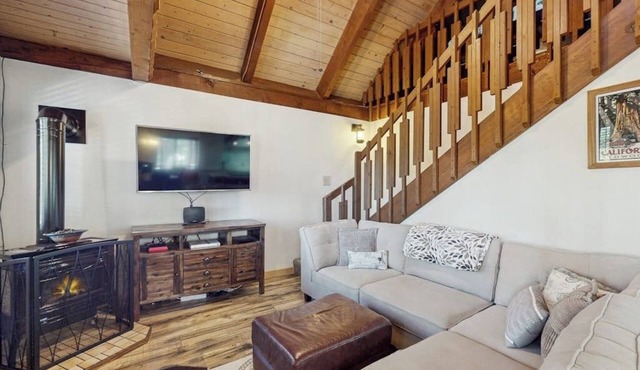 Charming cabin with partial lake view, private hot tub and music room