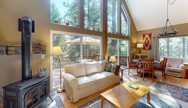 Charming cabin with private deck, fireplace, movie projector, & W/D