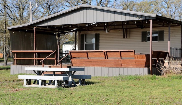 Charming Cabin with Private Dock on Lake for Lovely Family Glamping Near Oklahoma City