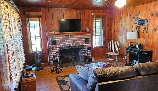 Charming Cabin with screened in porch