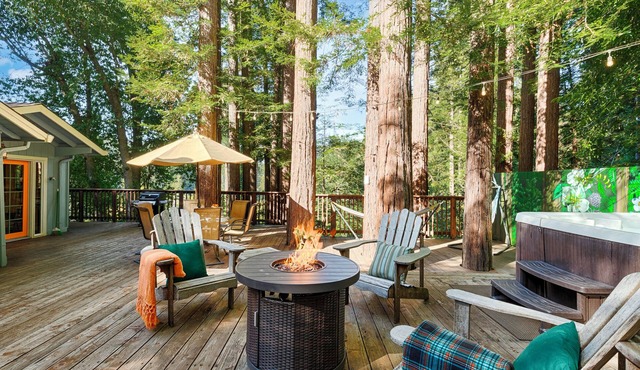 Charming Cabin with Enclosed Yard, Modern Kitchen, Hot Tub and Huge Sunny Deck.