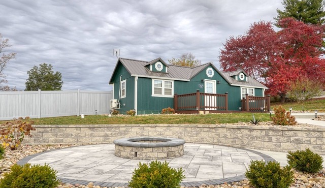 Charming cabin with Wi Fi and AC in scenic Seneca Lake Marina/Park