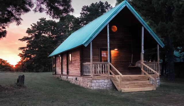 Charming cabin with loft, porch swing, AC, and WiFi on 295-acre peaceful retreat