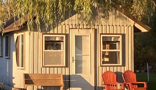 Charming Cabin with Beach Access, Kayaks, and Playful Activities for All