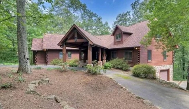 Charming cabin with WiFi, AC in the mountains.