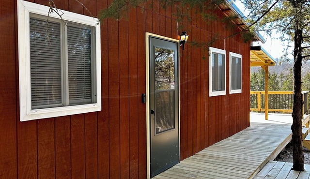 Charming cabin with WiFi and AC in delightful Eldon