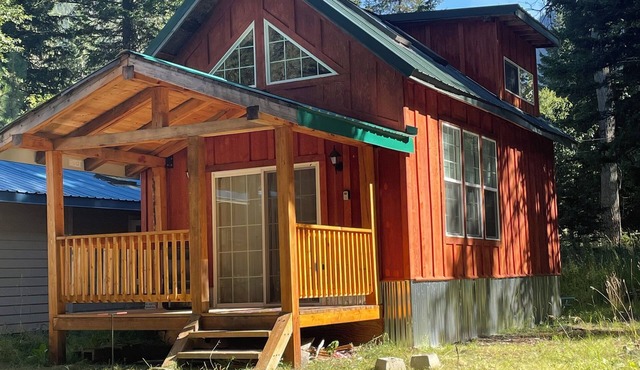 Charming cabin with WiFi and AC in serene Joseph