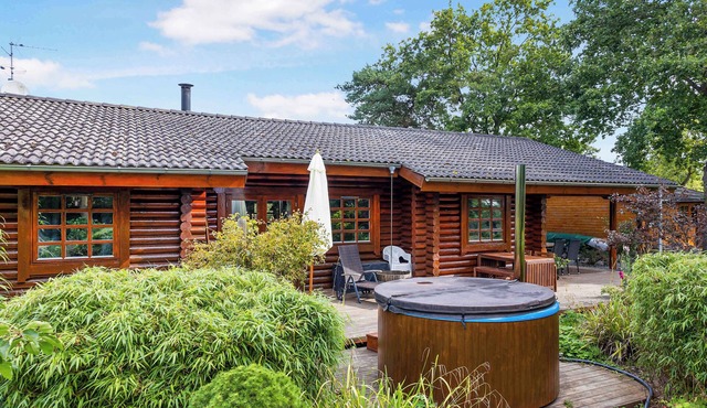 Charming cabin with wilderness hot tub