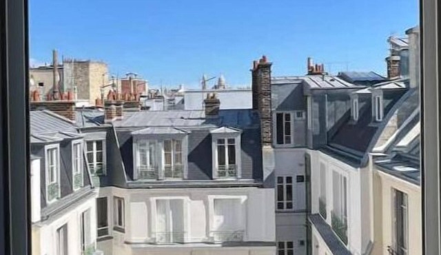 Charming, calm and bright studio with view over the rooftops of Montmartre