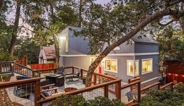 Charming Cambria Retreat w HotTub, Sleeps 8, FirePit, 5 min to Coast/Main St