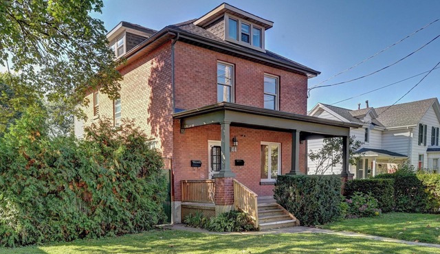 Charming Cambridge Retreat: Modern 2BR with Parking, Steps from Shops & Dining