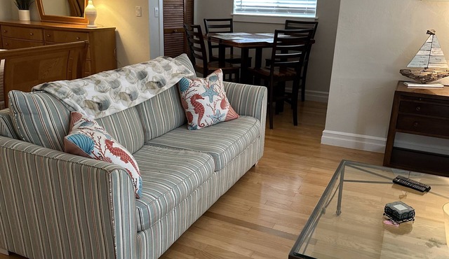 Charming canal-front apartment with king bed, AC, WiFi, in phenomenal Fort Myers