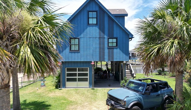 Charming Canal-Front Surf Shack – Dog Friendly and Cozy Retreat!