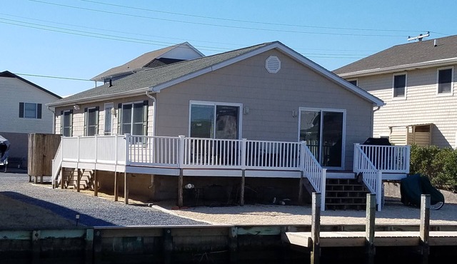 Charming canal front home, quiet neighborhood, one mile from ocean, Prof. Clean.