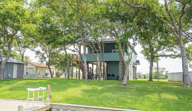 Charming Caney Creek Getaway - 3 Bedrooms, 2 Bathrooms. Private Pier