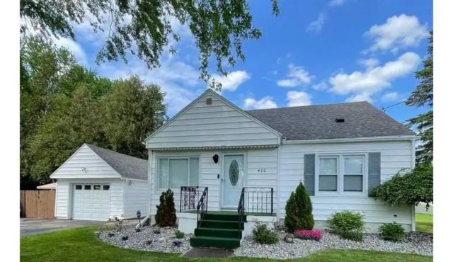 Charming cape cod close to it all!