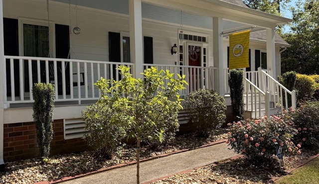 Charming Cape Cod Style Home-Masters Rental