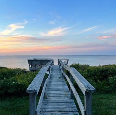 Charming Cape Cottage—Ocean Views Private Beach