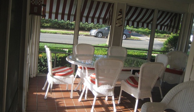 Charming Cape on Corner 2 blocks to Beach