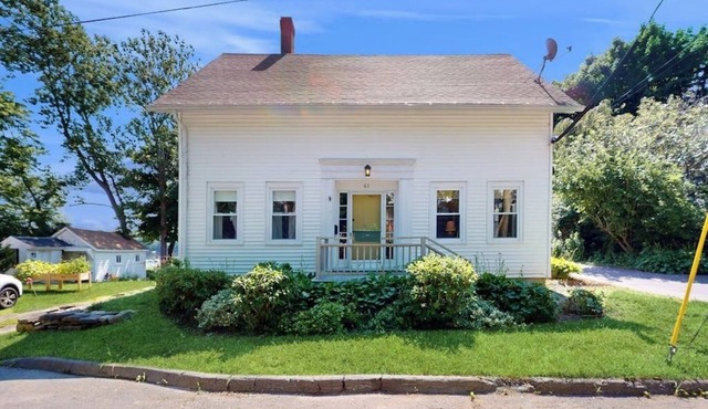 Charming Cape-style House with Panoramic River Views and Modern Amenities
