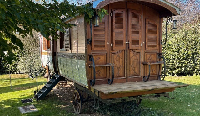 Charming Caravan in the Heart of Périgord – Romantic Nature Getaway