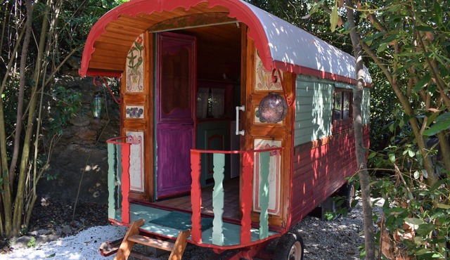 Charming caravan in a green setting near the beach