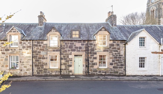 Charming Cardoon Cottage in beautiful village