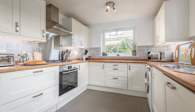 Charming Cardoon Cottage in beautiful village