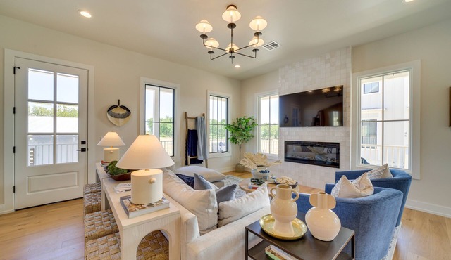 Charming Carlton Landing Home: Walk to Lake!