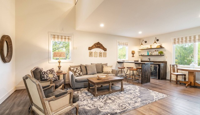 Charming Carriage House on Baron's Creek - 3 blocks from Main Street!