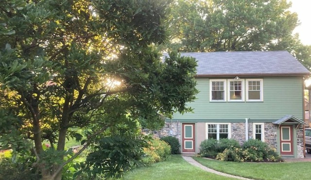 Charming Carriage House plus 2 Longwood Tickets